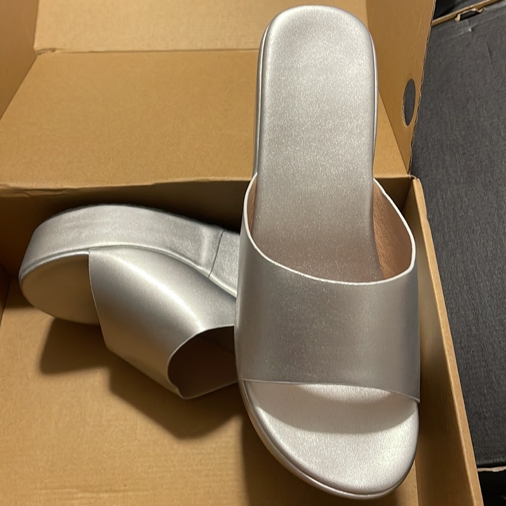 Platform sandals - Picture 2 of 3